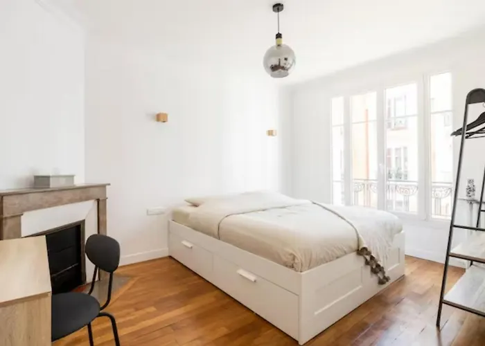 The Square, Paris-Asnieres, Private Apartment With Bedroom And Living Room
