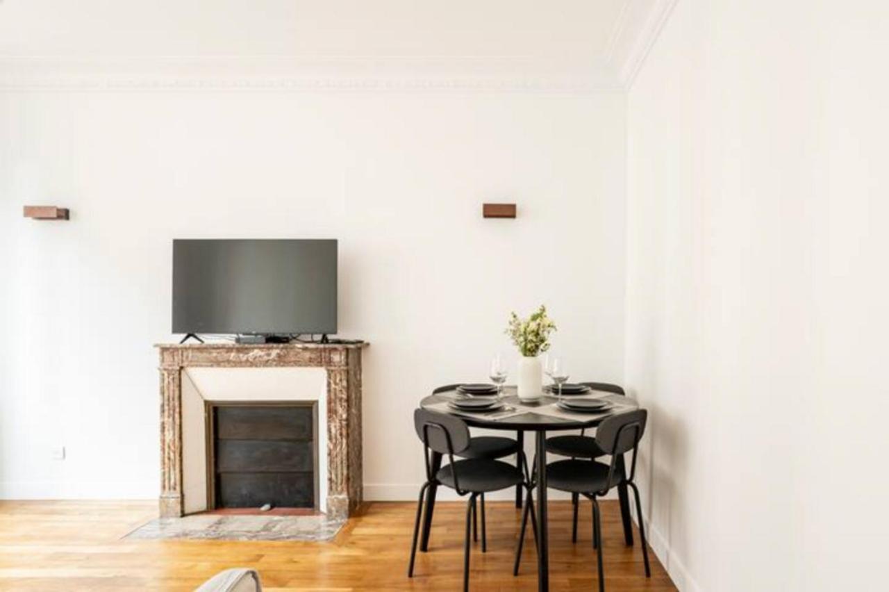 The Square, Paris-asnieres, Private With Bedroom And Living Appartement
